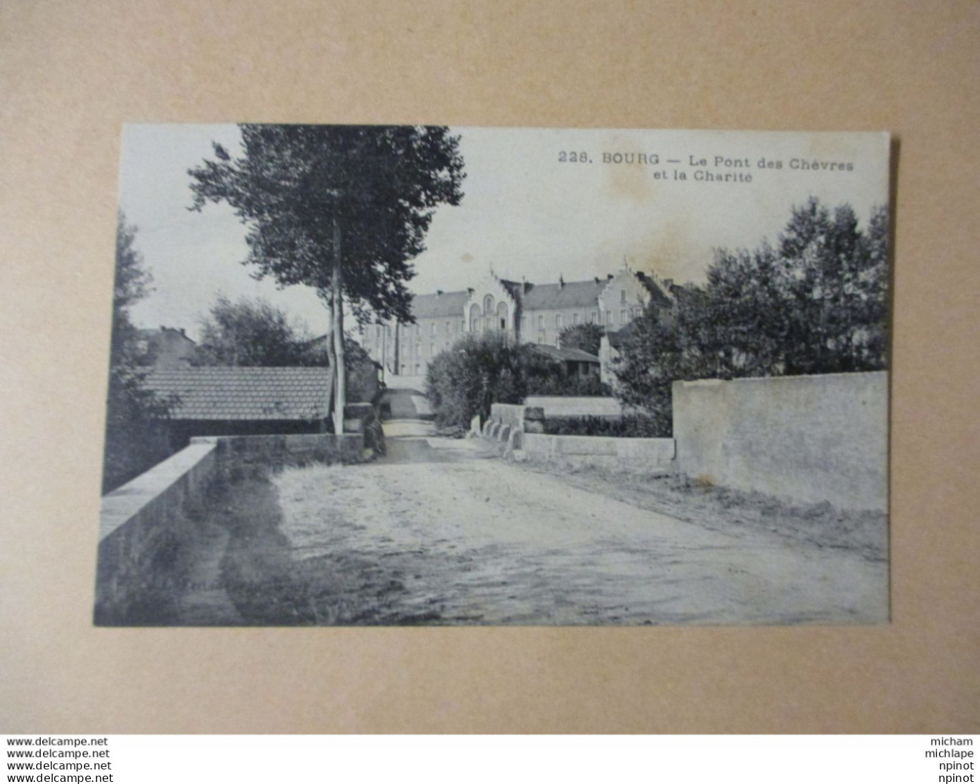 C P A 01 BOURG  Le Pont Des Chevres Et La Charité - Andere & Zonder Classificatie