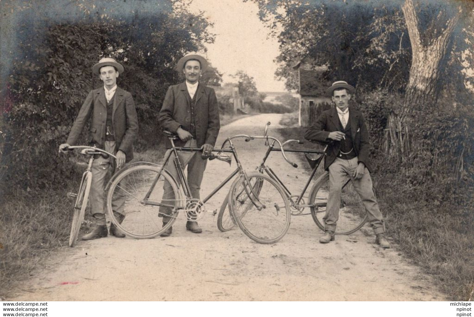 C P A  Théme  Belle  CARTE PHOTO  Non Classé  Groupe De 3 Cyclistes  Mais Ou  ? ? - Other & Unclassified
