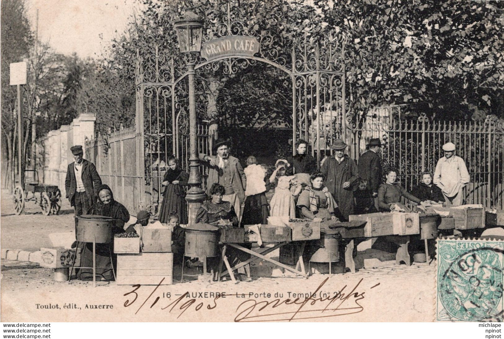 C P A - 89 -  AUXERRE  -  La Porte Du Temple - Les Marchandes De Marrons - Auxerre