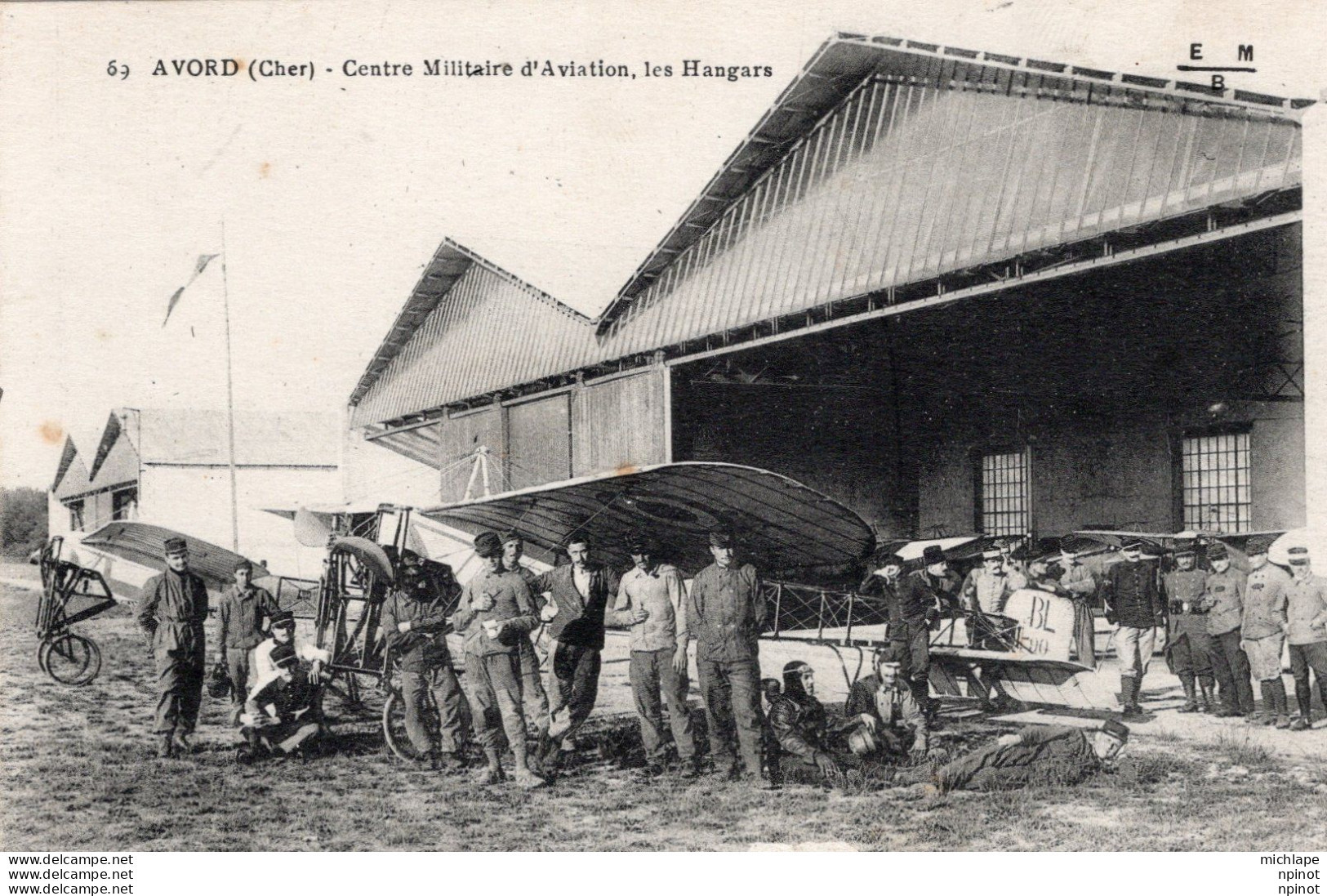 C P A  -  TH  - AVION -   AVORD (cher) Centre Militaire  D'aviation  - Les Hangars - Autres & Non Classés