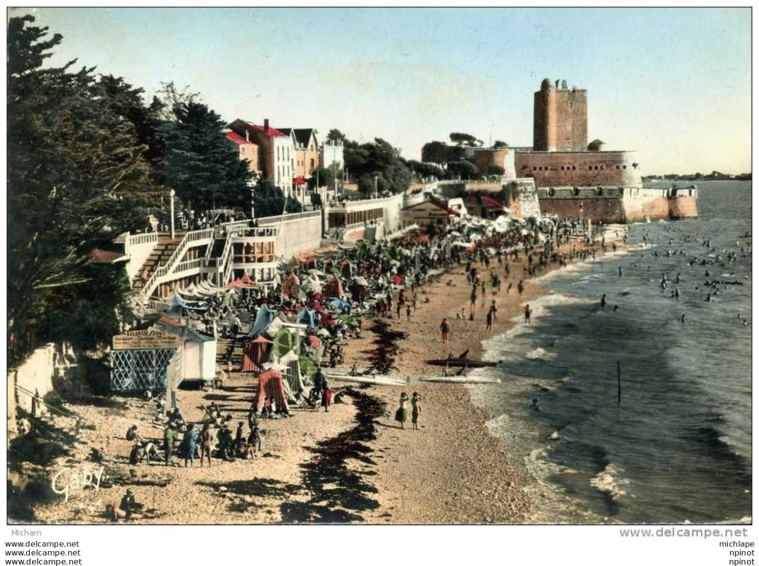 CPM  17 FOURAS  LA PLAGE ET LE  SEMAPHORE   PARFAIT ETAT - Fouras-les-Bains