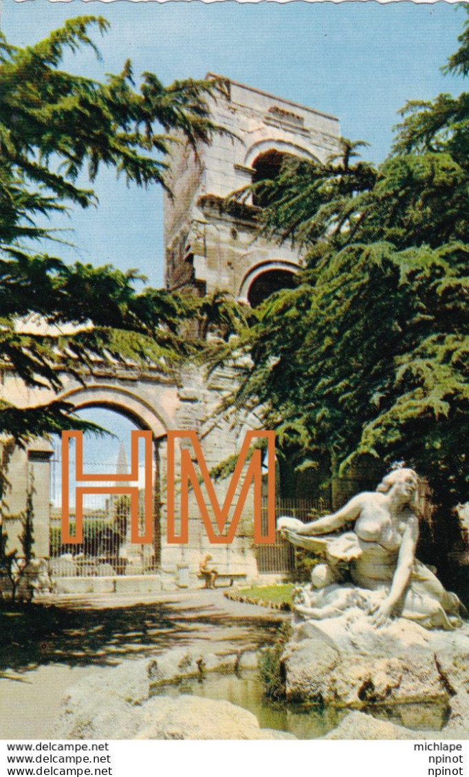 CPSM Petit Format  9 X 14 Cm - 13 ARLES  Jardin D'été  Statue  De Niobé - Arles