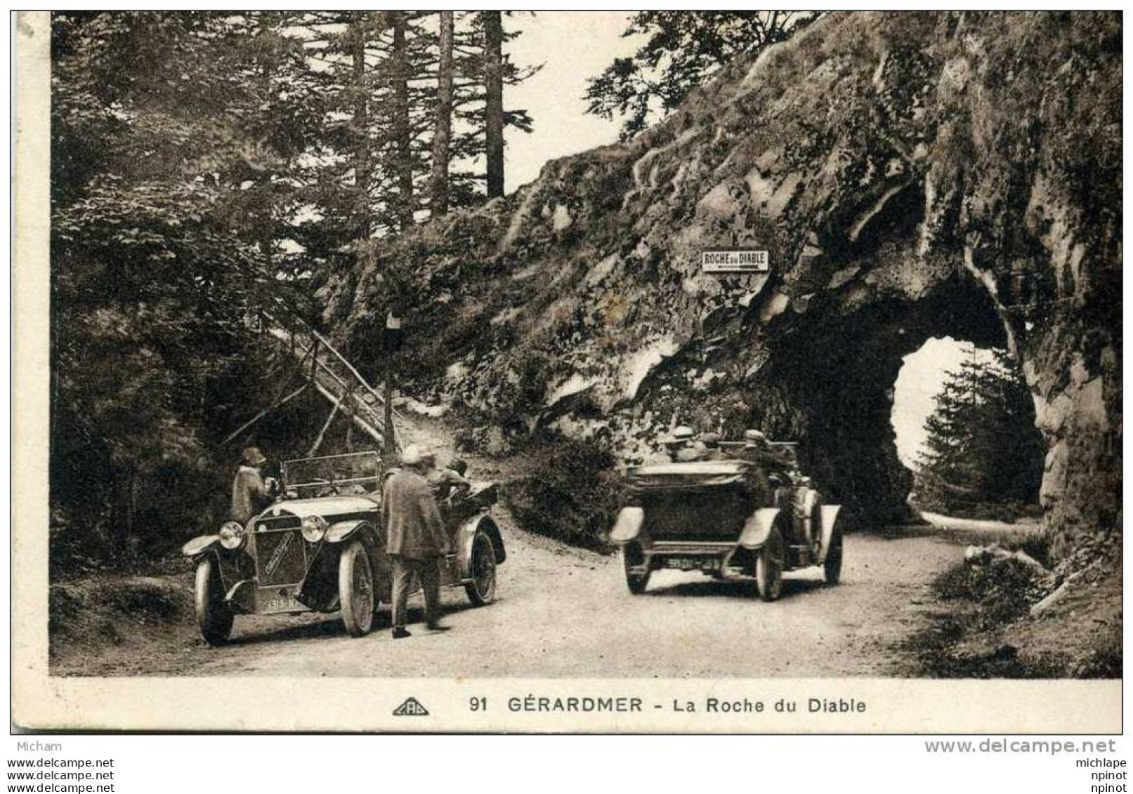 CPA   88  GERARDMER   LA ROCHE DU DIABLE  BELLE ANIMATION  AUTOMOBILES  PARFAIT ETAT - Gerardmer