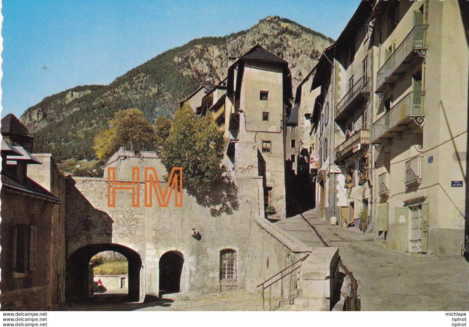 CPSM Petit Format 9x14 - 05  BRIANCON  - La Petite  Cagouille  Et Les Remparts - Briancon