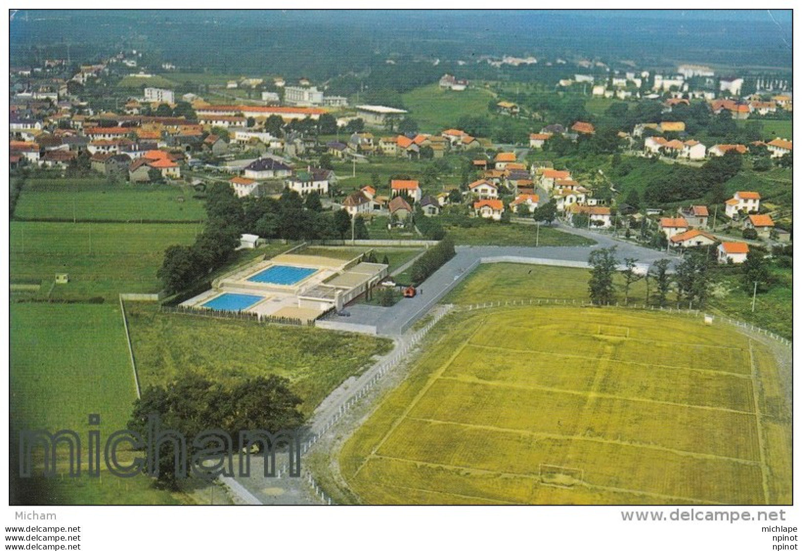 CPM     64  ARTIX    VUE  AERIENNE  LE  STADE  ET LA  PISCINE  TB ETAT - Other & Unclassified