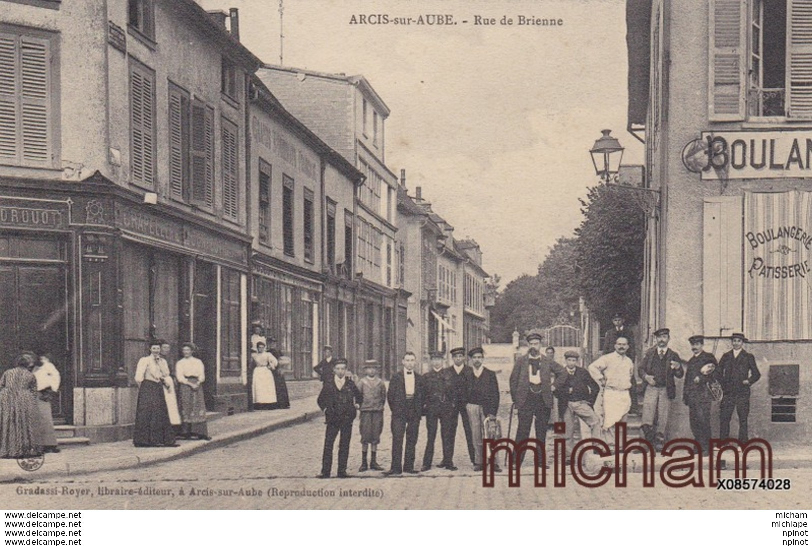 CPA 10  ARCIS SUR AUBE Rue De Brienne Belle Animation Boulangerie  Tres Bon état - Arcis Sur Aube