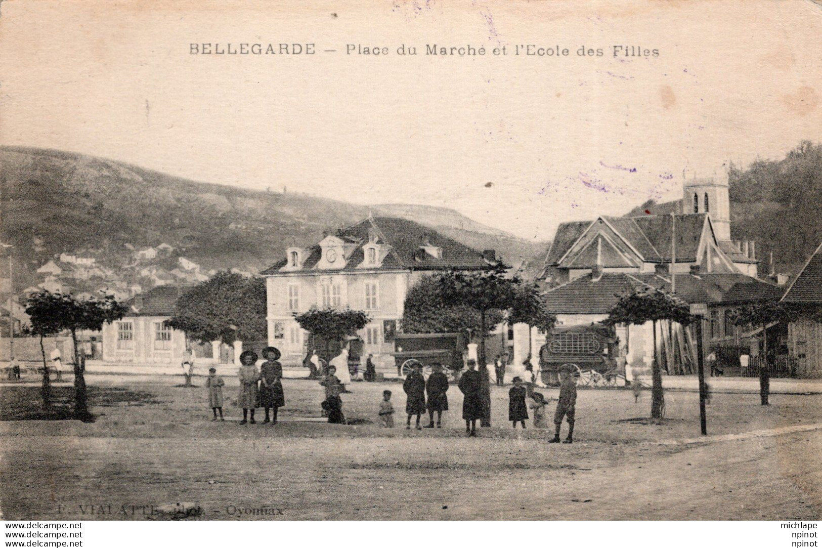 C P A   - 01 - BELLEGARDE - Place Du Marché  Et L'école  Des Filles - Bellegarde-sur-Valserine