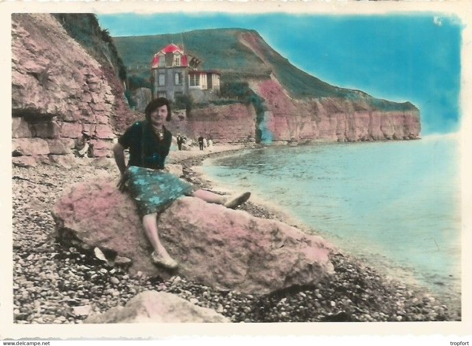 PHOTO  Originale   Colorisée à Identifier Femme FALAISE GALETS Normandie Picardie Maison - Places