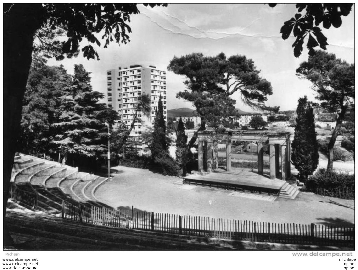 CPM  30 BAGNOLS  SUR CEZE  LE THEATRE DE LA NATURE - Bagnols-sur-Cèze