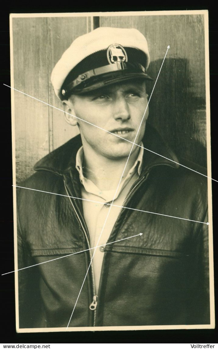 Orig. Foto AK 1957 Junge, Matrose Der MS Flensburg Im Portrait, Cute Young Boy, Sailor, German Army - Anonymous Persons