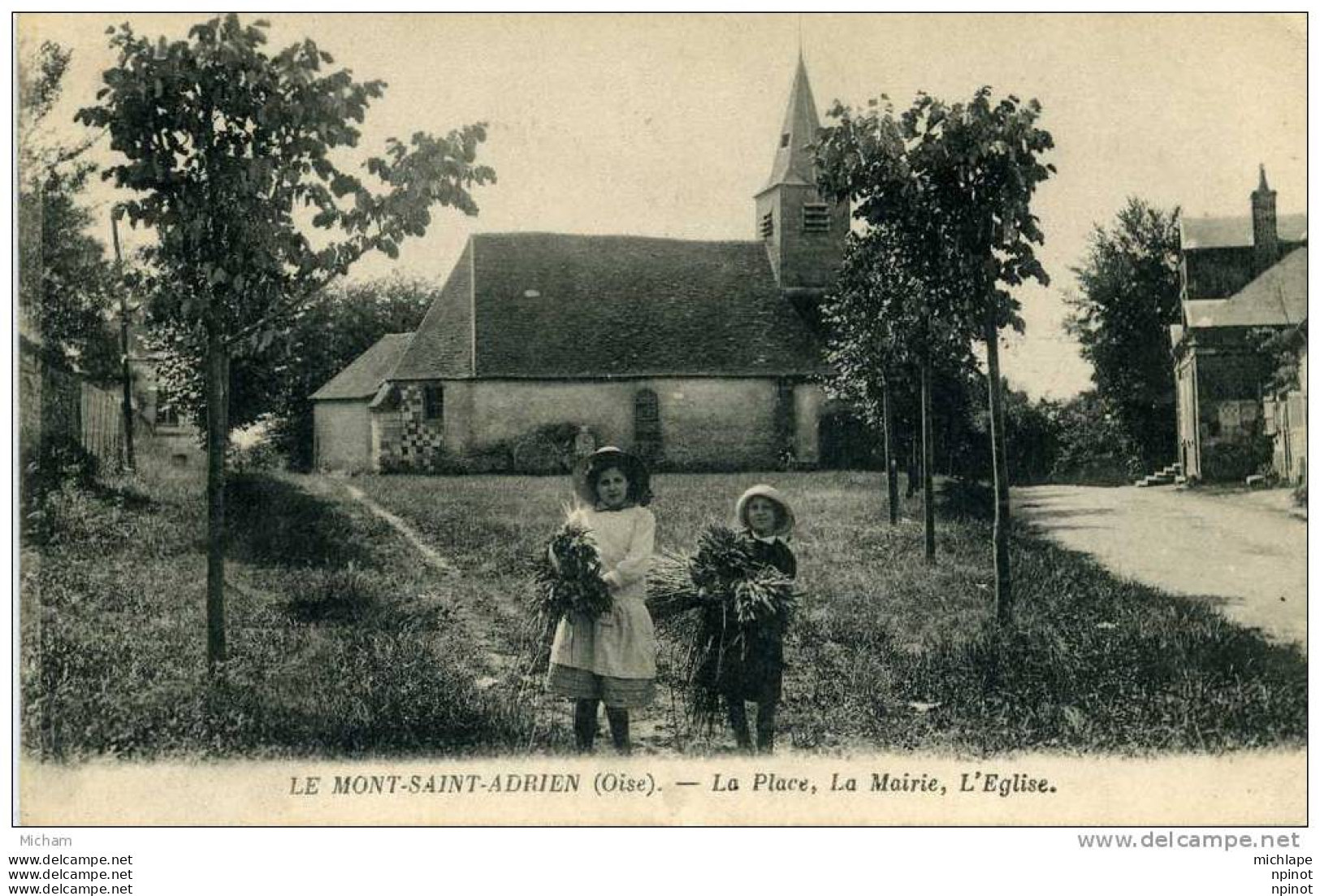 CPA 60  LE MONT SAINT ADRIEN  LA PLACE  MAIRIE  ET EGLISE  ANIMATION     PARFAIT ETAT - Autres & Non Classés