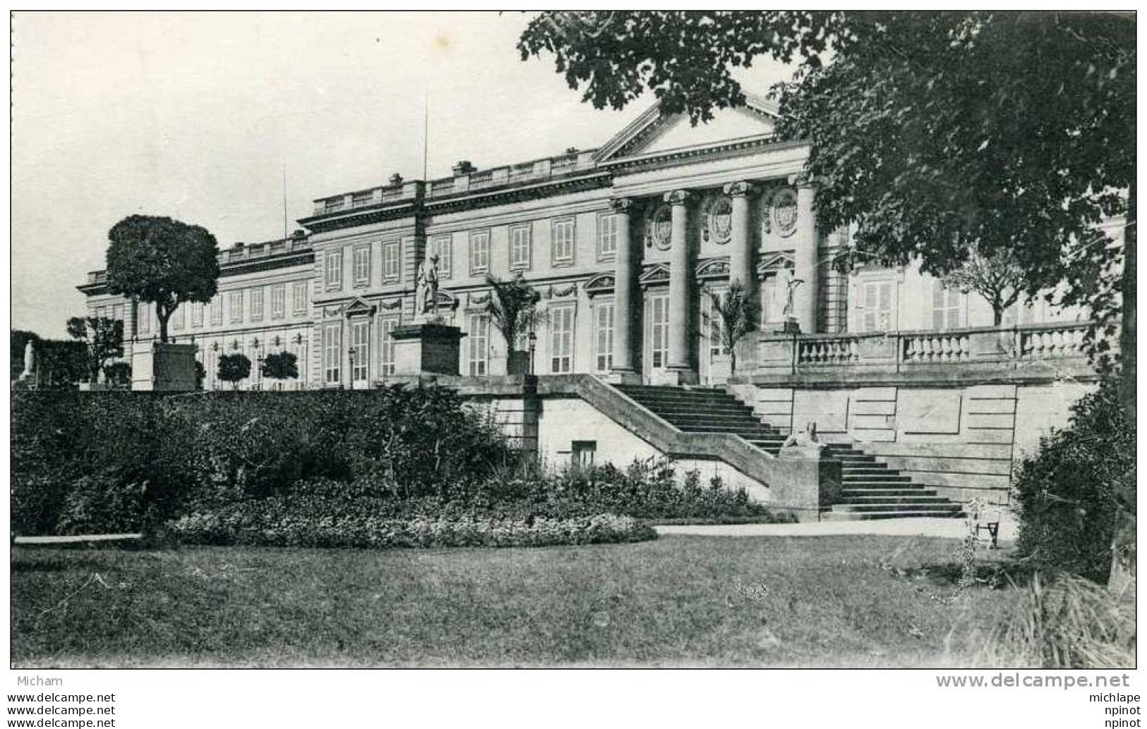 CPA 60  COMPIEGNE  UN COIN DU PARC  AVEC  VUE SUR    LE  CHATEAU        PARFAIT ETAT - Compiegne