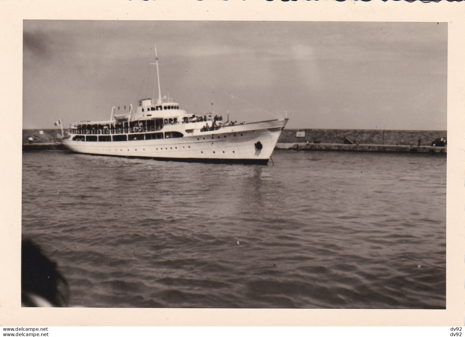 BATEAU DE LIGNE AU MOUILLAGE - Bateaux