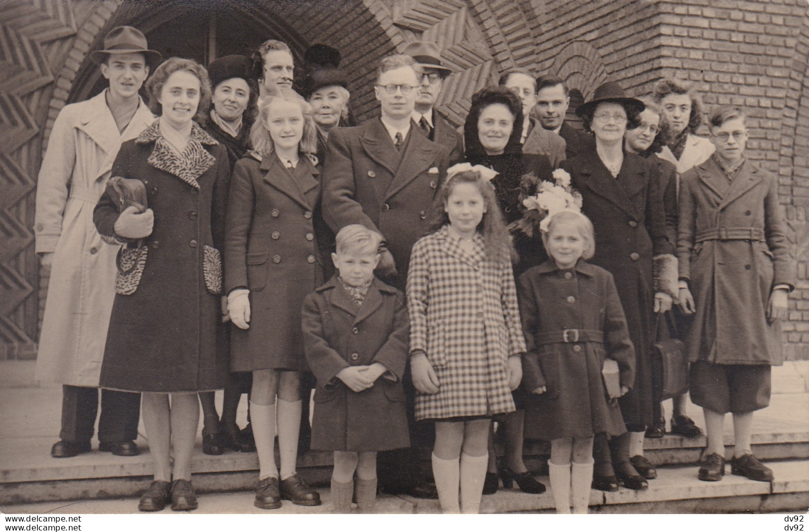 BELGIQUE BRUXELLES SORTIE EGLISE FAMILLE IDENTIFIEE - Identified Persons