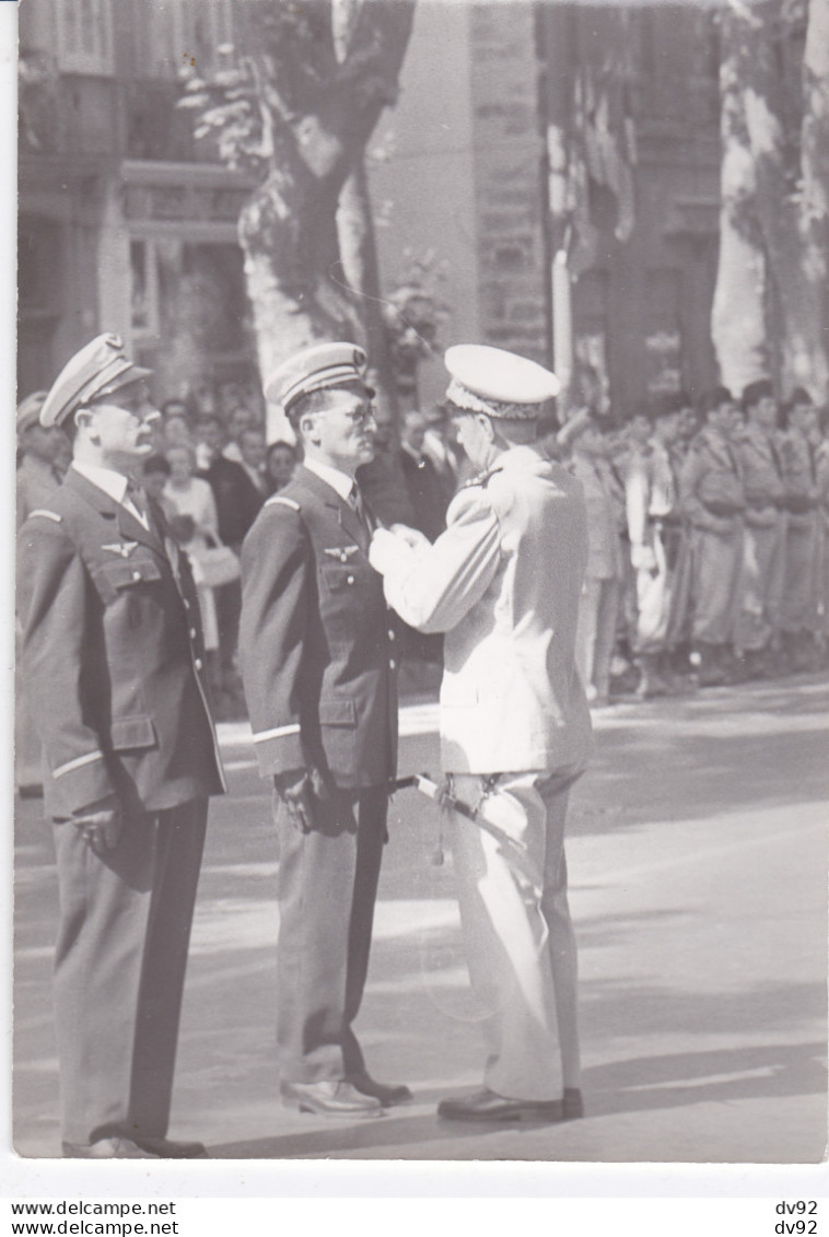 BOUCHES DU RHONE AIX EN PROVENCE REMISE DE DECORATION PAR LE GENERAL DE LOUSTAL 14 JUILLET 1962 - War, Military