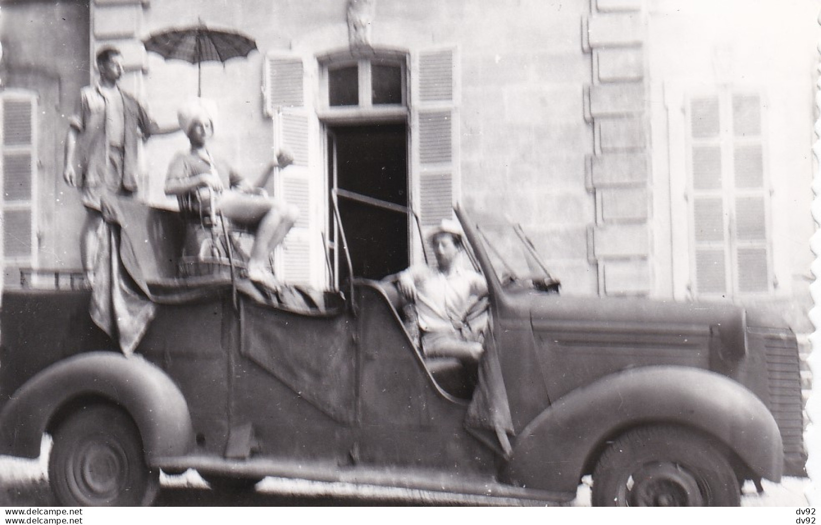 CAMION MILITAIRE AVEC HOMMES DEGUISES 1946 - Automobiles