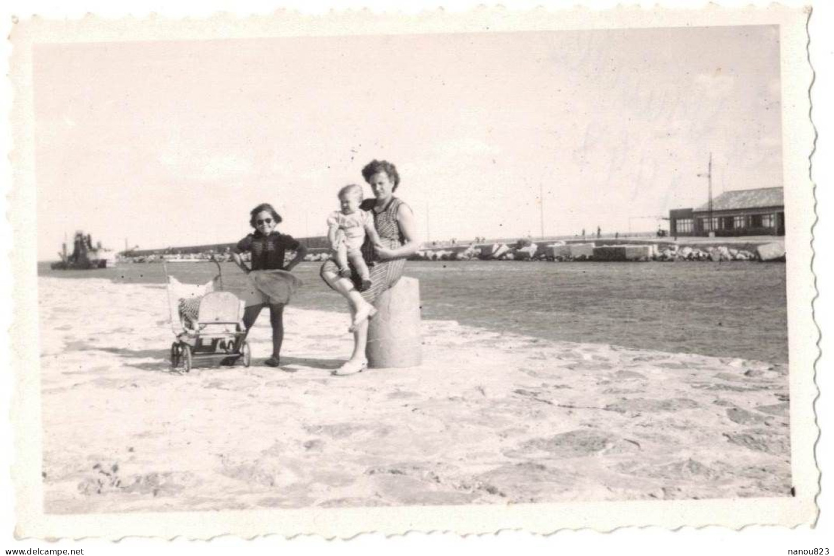 VERITABLE AUTHENTIQUE PHOTO VELOX DENTELEE AUDE PORT LA NOUVELLE SOUVENIR PLAGE EN 1948 ENFANTS POUSSETTE FEMME BATEAU - Places