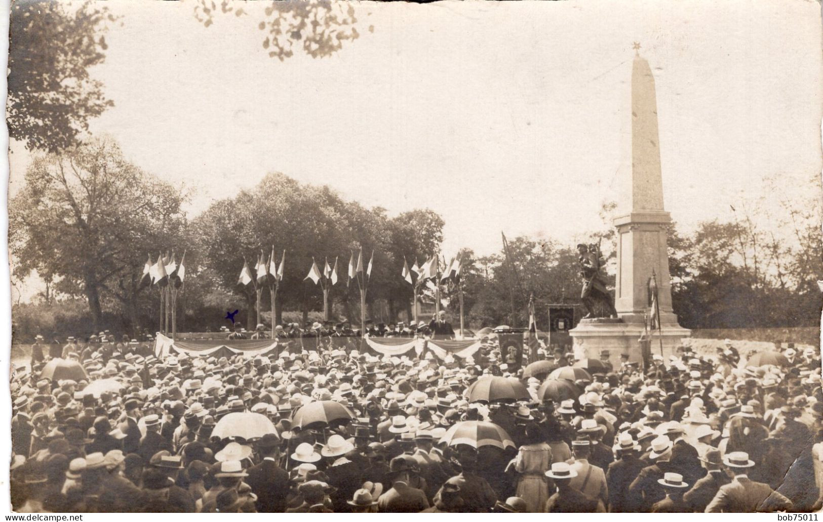 Carte Photo D'un Homme Politique Faisant Un Discours Devant Des Hommes Et Des Femmes Vers 1910 - Anonymous Persons