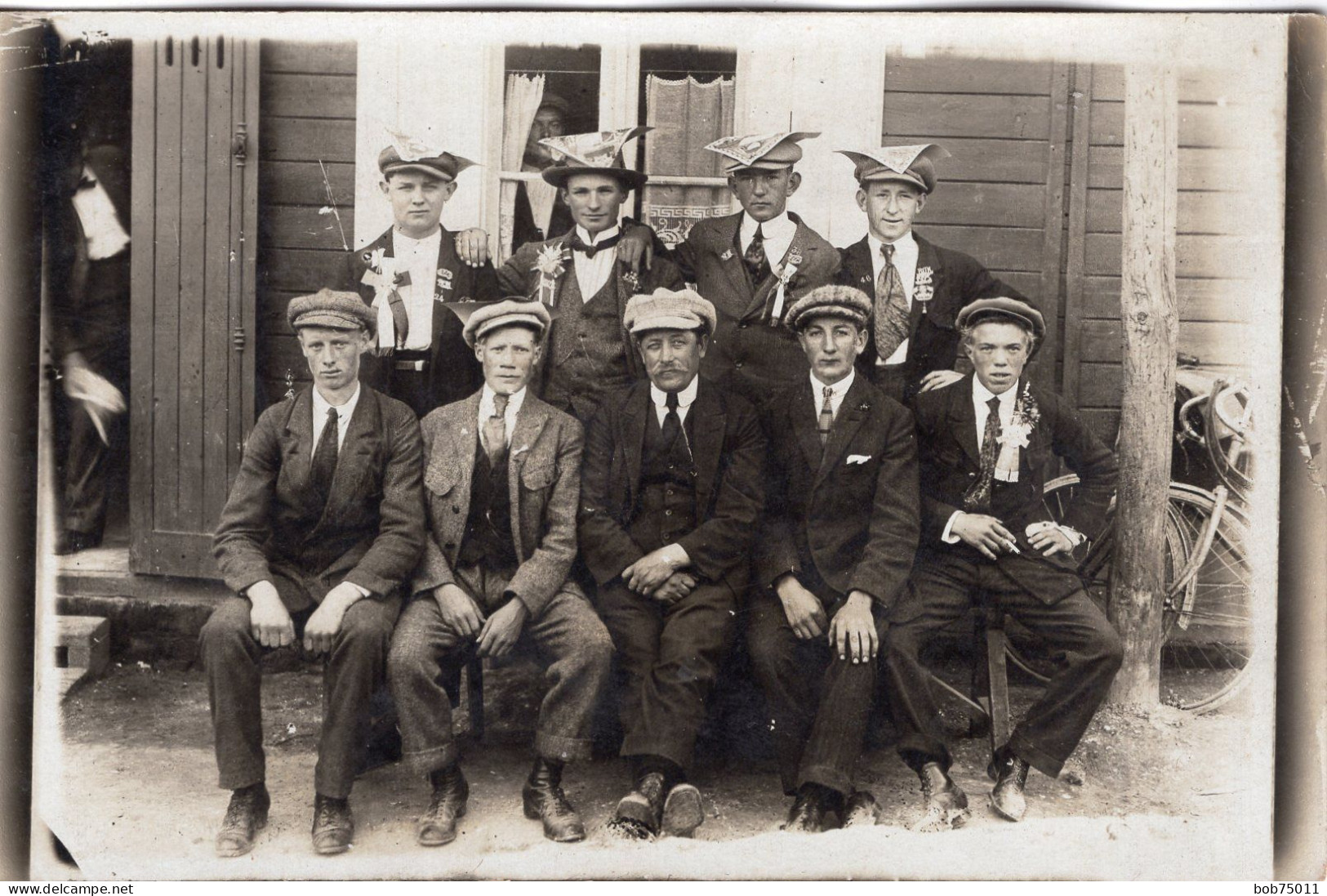 Carte Photo D'un Homme Posant Avec De Jeune Hommes ( Des Conscrit ) Devant Un Bar Vers 1920 - Anonymous Persons