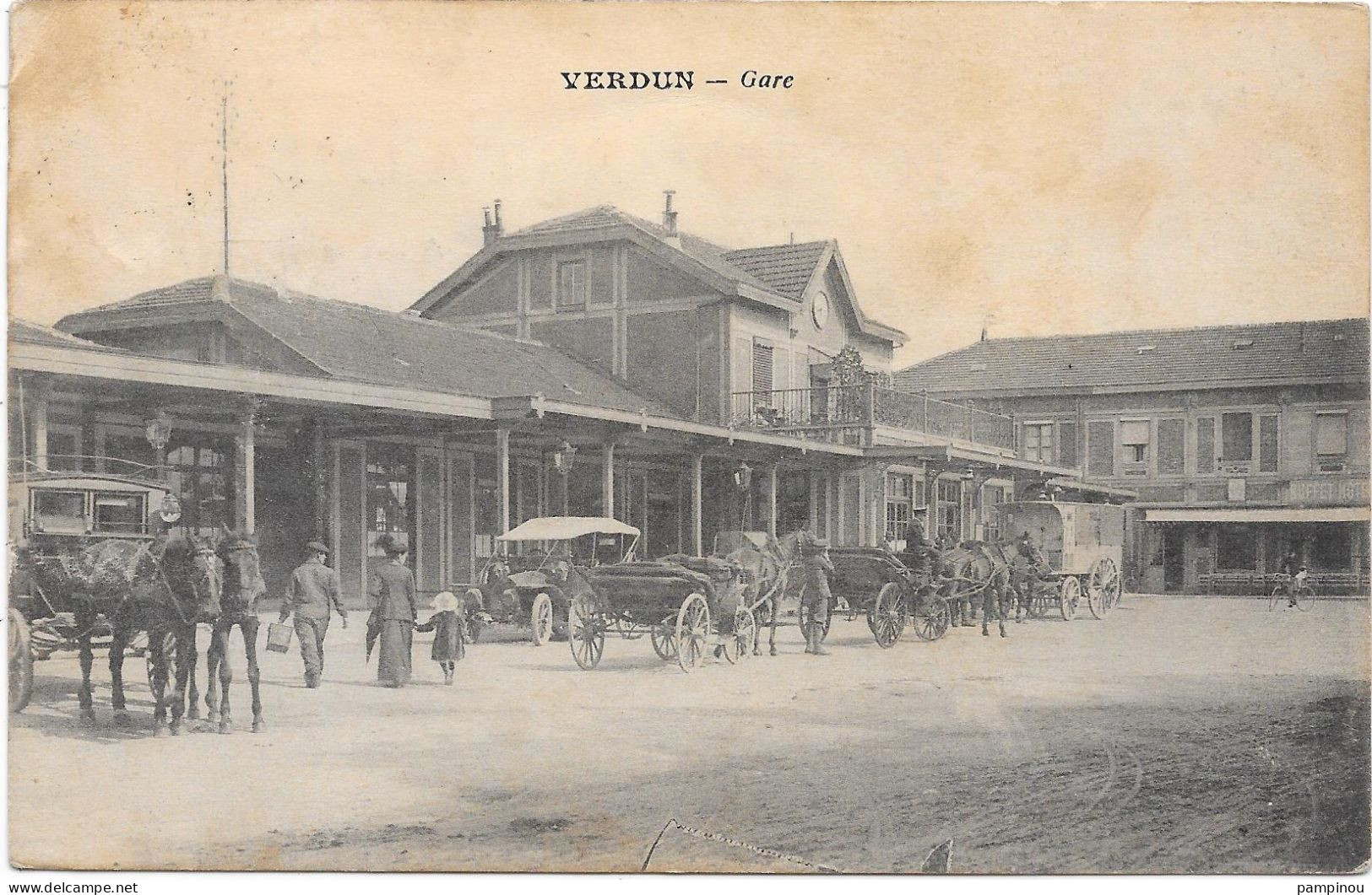 55 VERDUN - Gare - Extérieur - Automobiles, Attelages - Verdun