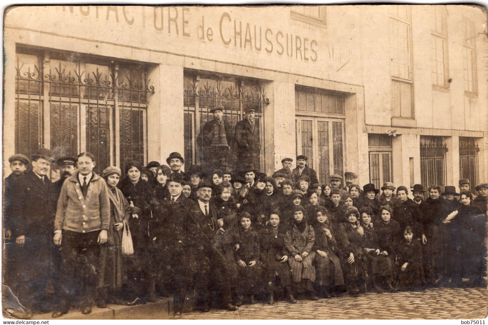 Carte Photo De Femmes Et D'homme ( Des Ouvriers ) Posant Devant Leurs Manufacture De Chaussures Vers 1920 - Anonymous Persons