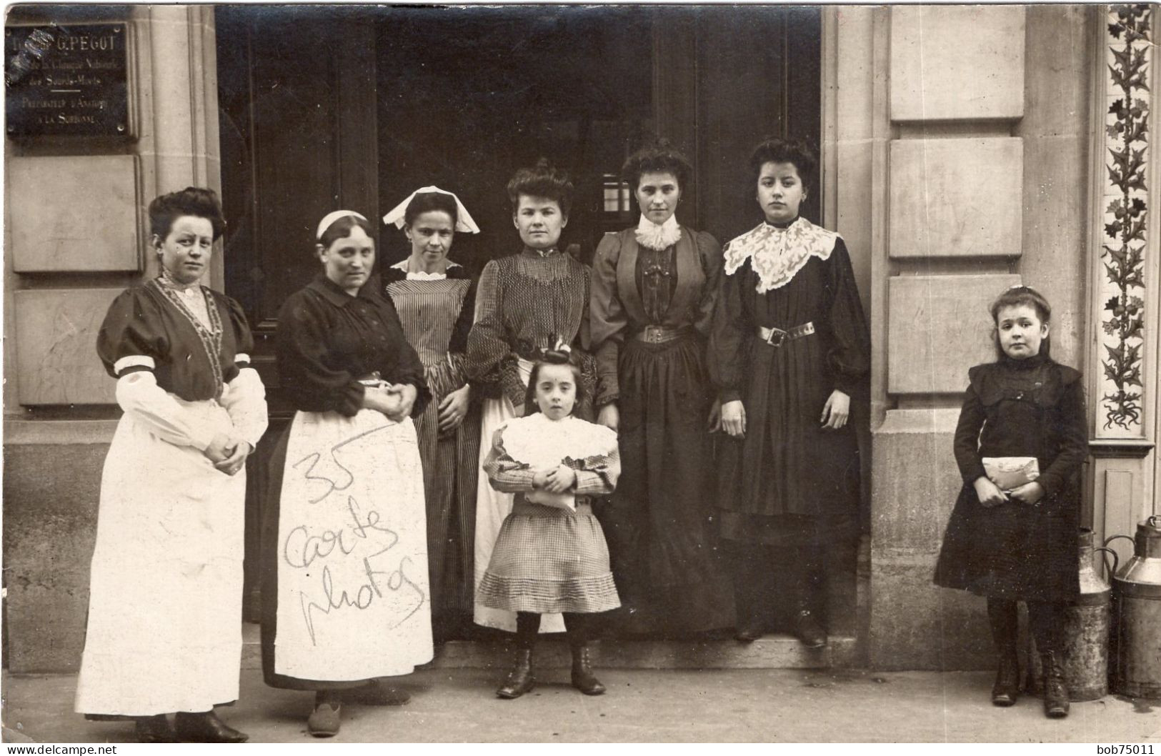 Carte Photo Des Femmes ( Des Employer De Maison Dont Une Bretonne ) Avec Deux Jeune Fille En 1905 - Personnes Anonymes