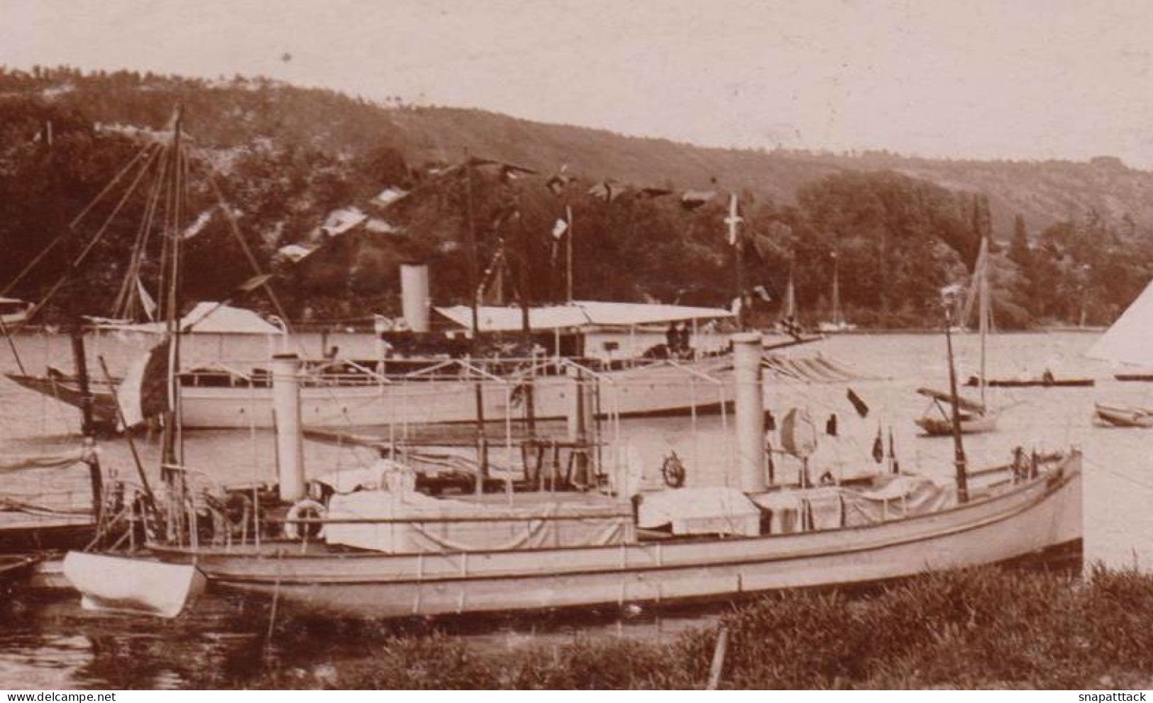 Jolie Photographie De Bateaux Sur Un Fleuve, Vapeur Et Voiliers à Identifier, Circa 1900, Beau Cliché Original 8,4x7,1cm - Boats