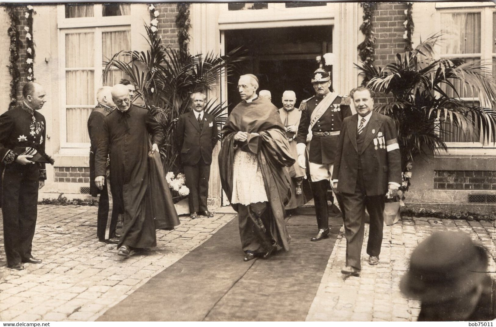 Carte Photo D'un Cardinal  Avec Un Prétre Et Des Hommes Civil Les Protégent Sortant D'une Maison - Anonymous Persons