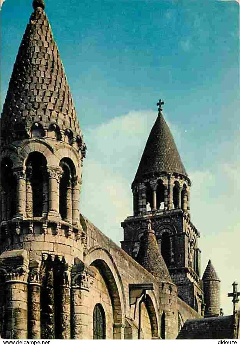 86 - Poitiers - L'Eglise Notre Dame La Grande - Le Clocher Central Et Les Clochetons Couronnés De Flèches Coniques - Car - Poitiers