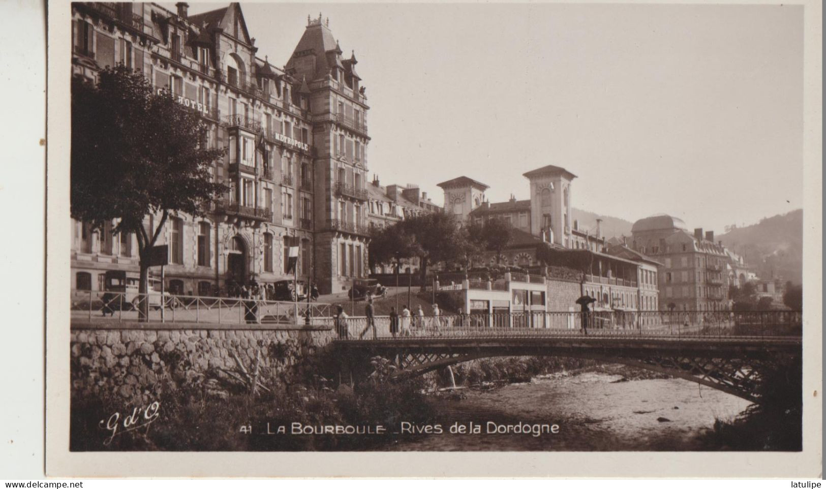 La Bourboule  63   Belle Carte Glacée Non Circulée Les Rives De La Dordogne Et Les Quais Animées - La Bourboule