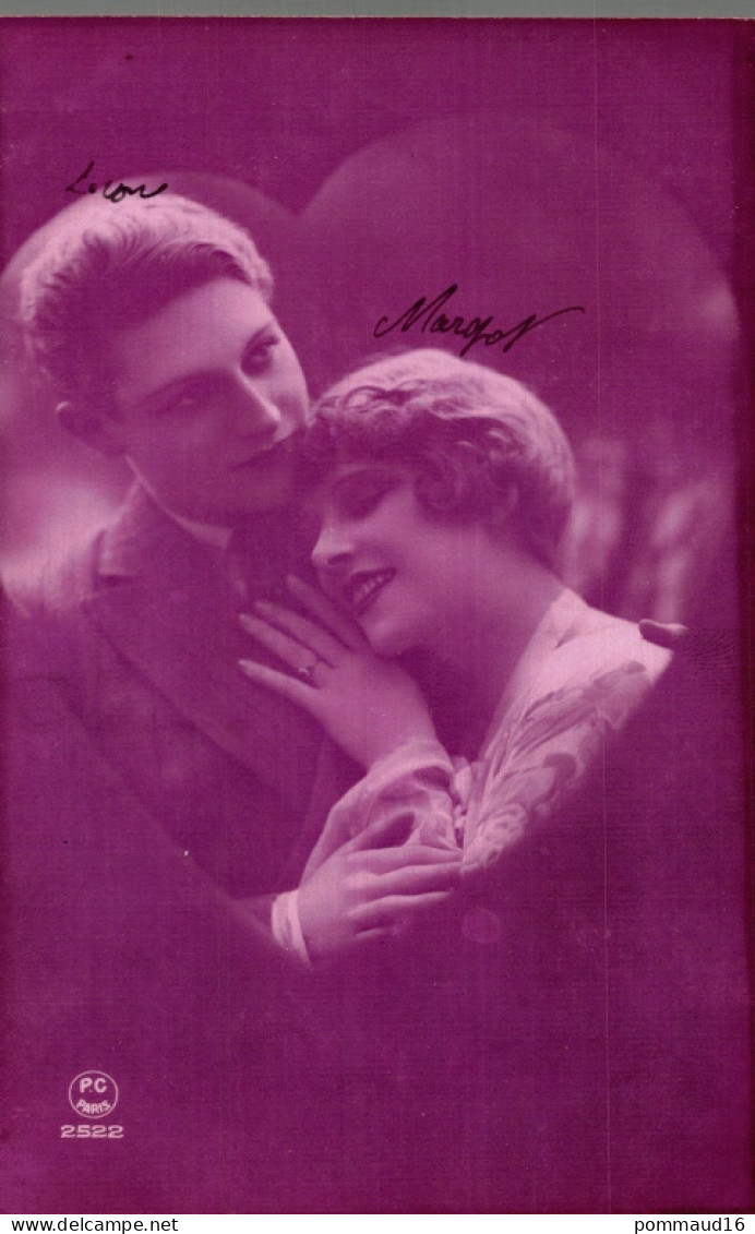 CPA Portrait D'un Couple Dans Un Coeur Sur Fond Violet - Couples