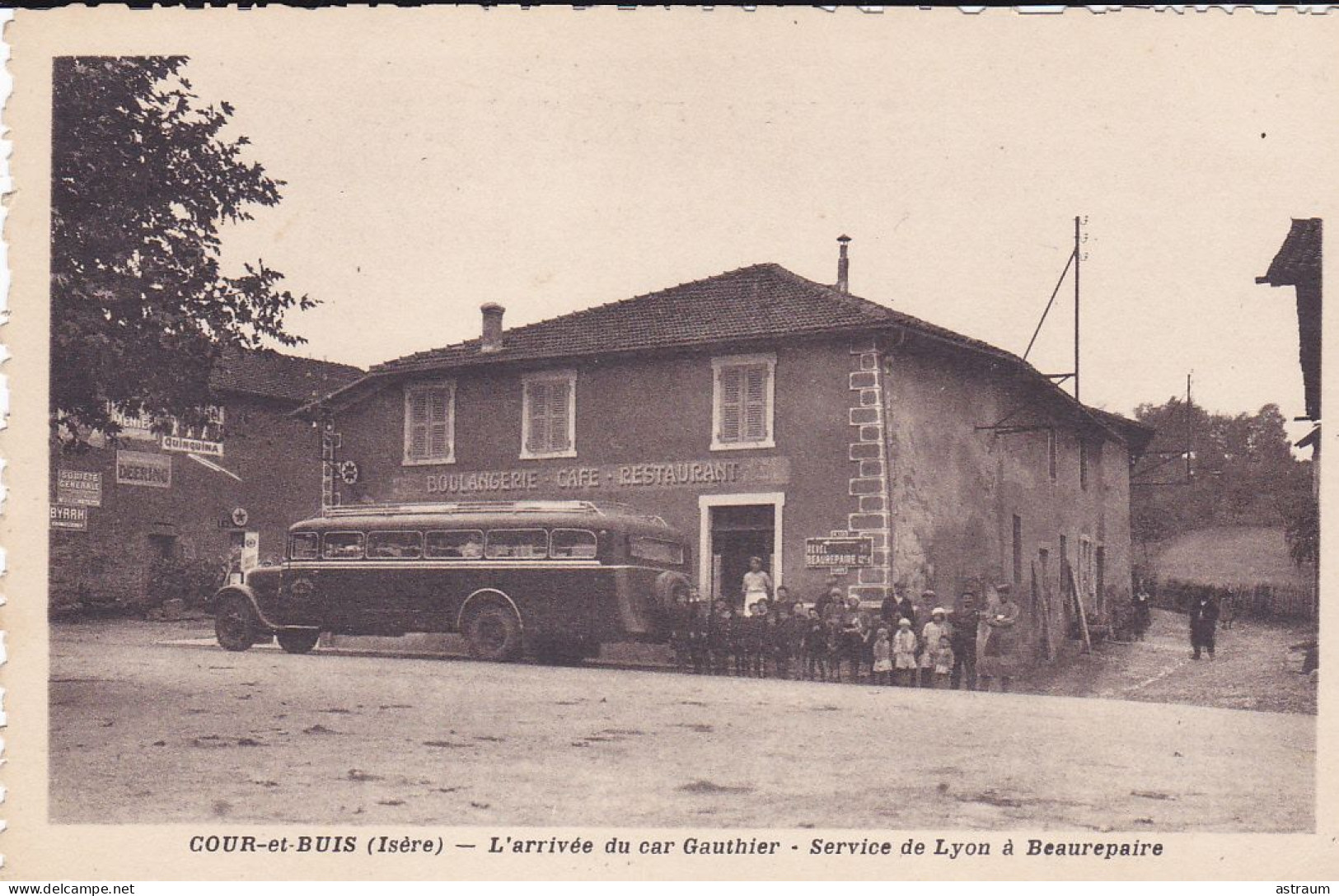 Cpa - 38 - Cour Et Buis -peu Courante- Animée - Arrivée Du Car Gauthier , Service De Lyon A Beaurepaire - Edi Mouton - Other & Unclassified