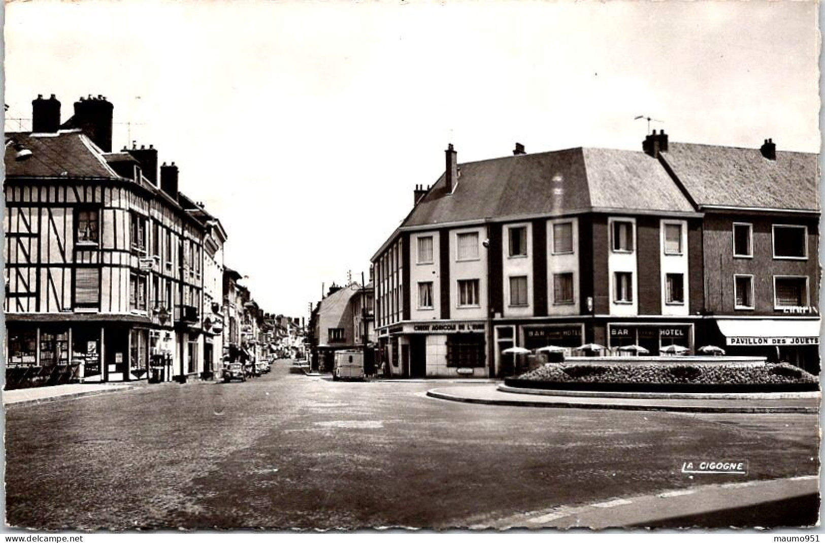 27 GISORS - Rond Point Et La Rue Cappeville - Gisors