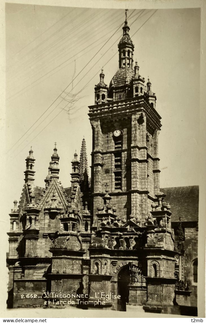 CPSM (Finistère). St THEGONNEC. L'église Et L'arc De Triomphe - Saint-Thégonnec