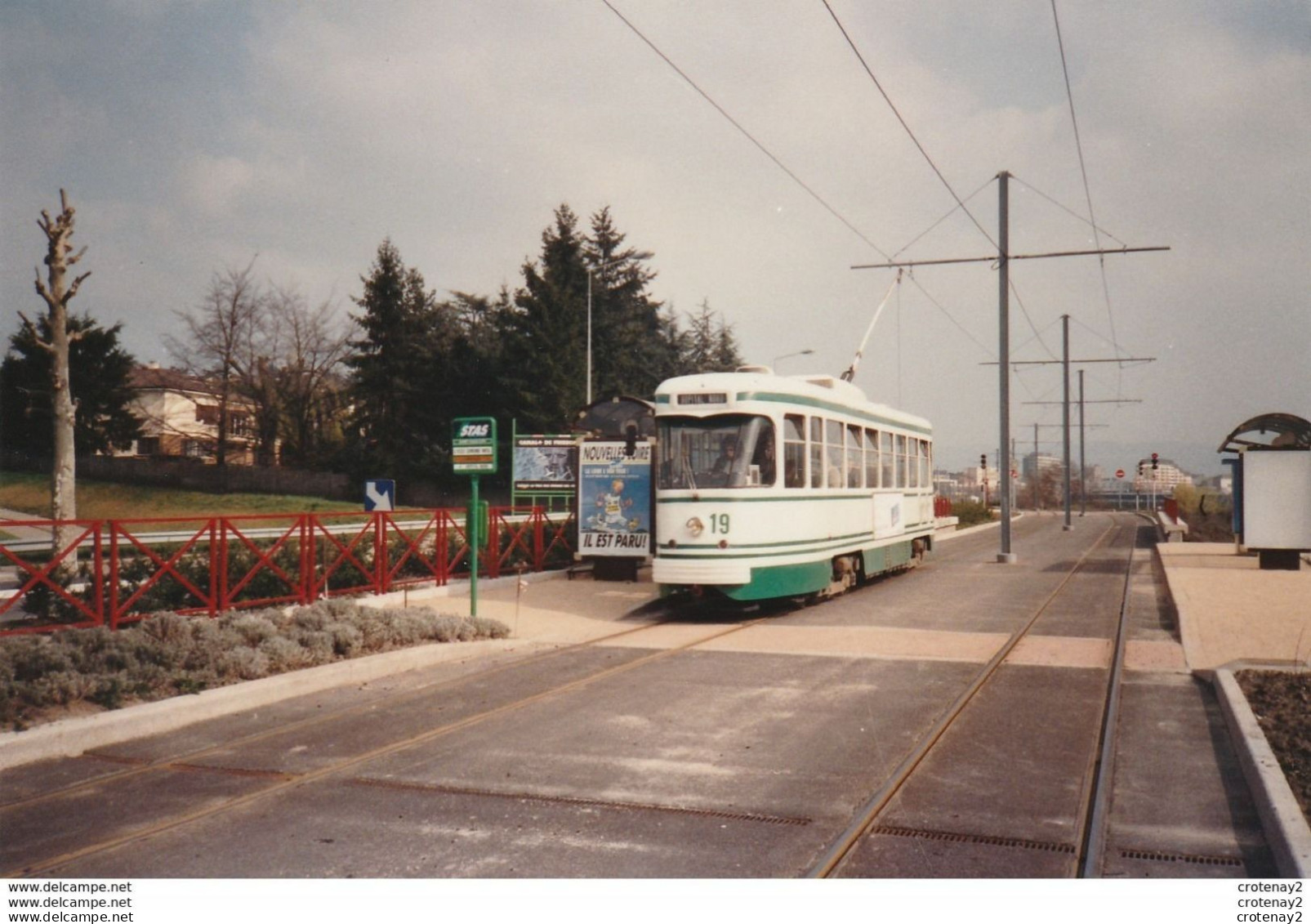 Photo Originale Tramway Tram N°19 Pour Hôpital Nord TWS De SAINT ETIENNE Lycée Simone Weil Le 9 Avril 1992 Cliché BAZIN - Trains