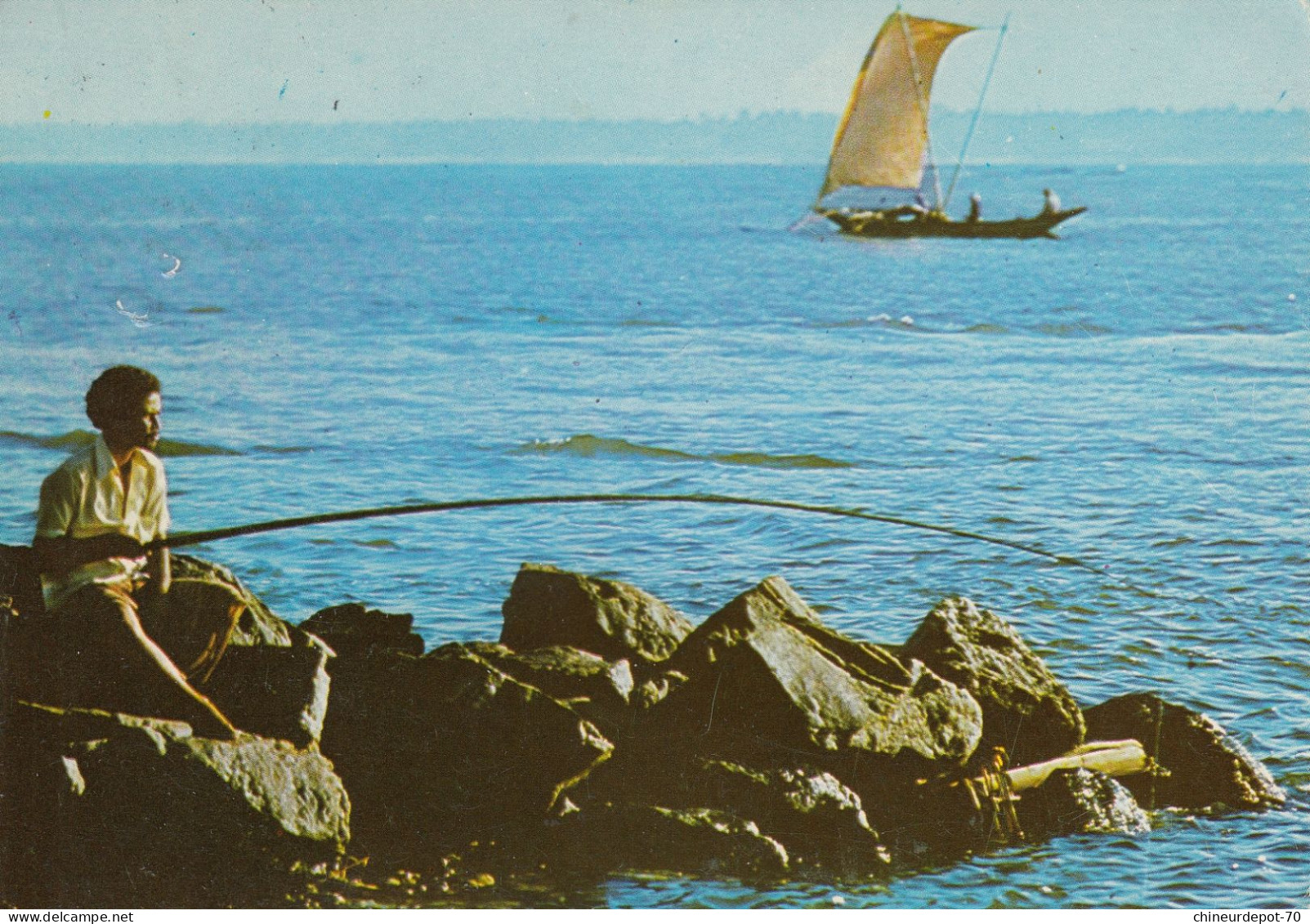 PÊCHEURS EN EAU PROFONDE S'AVENTURENT EN HAUTE MER  SRI LANKA. - Sri Lanka (Ceylon)