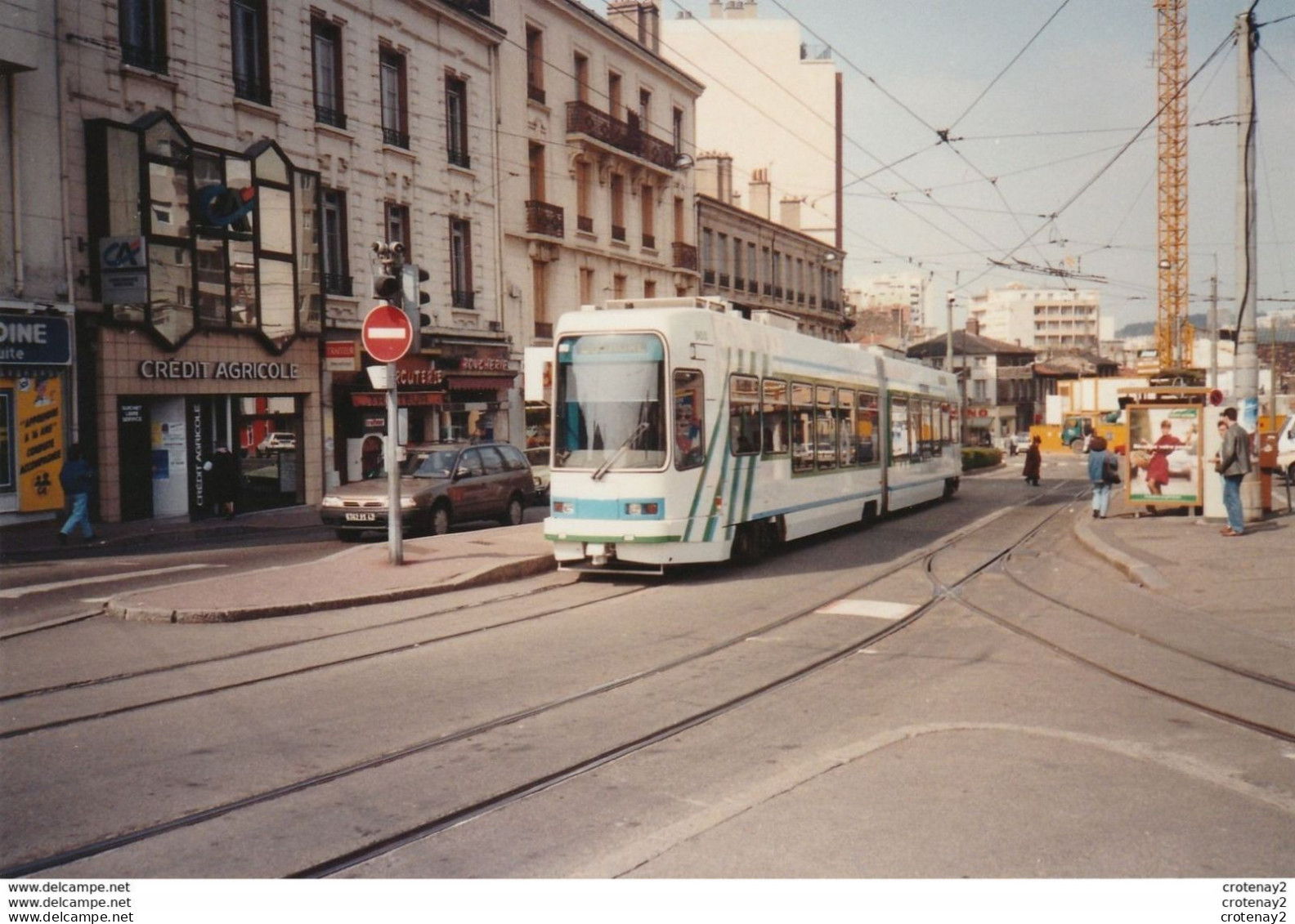 Photo Originale Tramway Tram N°903 Pour Solaure TWS De SAINT ETIENNE Bellevue Le 9 Avril 1992 Crédit Agricole Boucherie - Trains