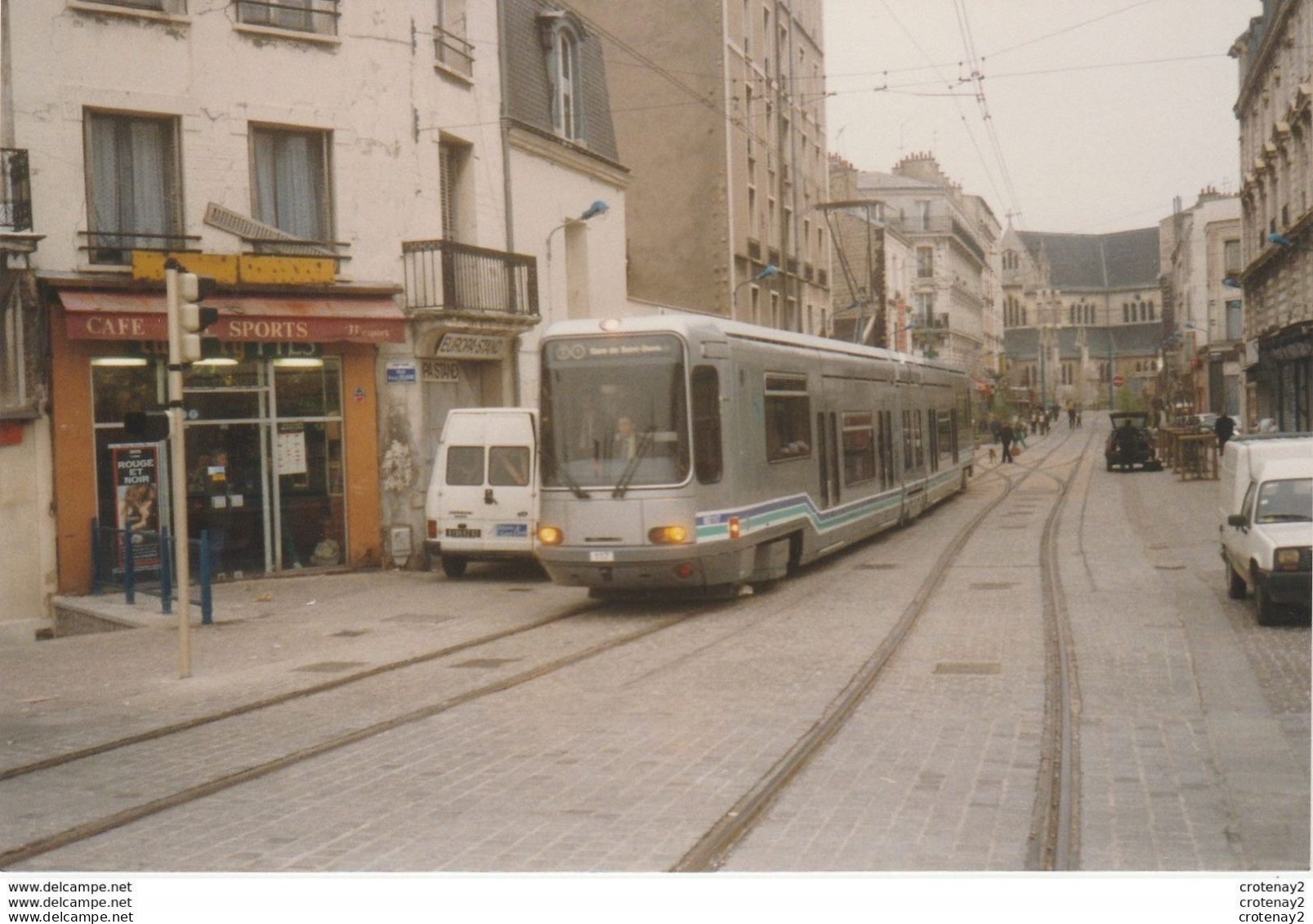 Photo Originale METRO De La RATP Ligne T1 Rue Auguste Delaune Le 21 Décembre 1992 Café Des Sports Europa Stand - Trains