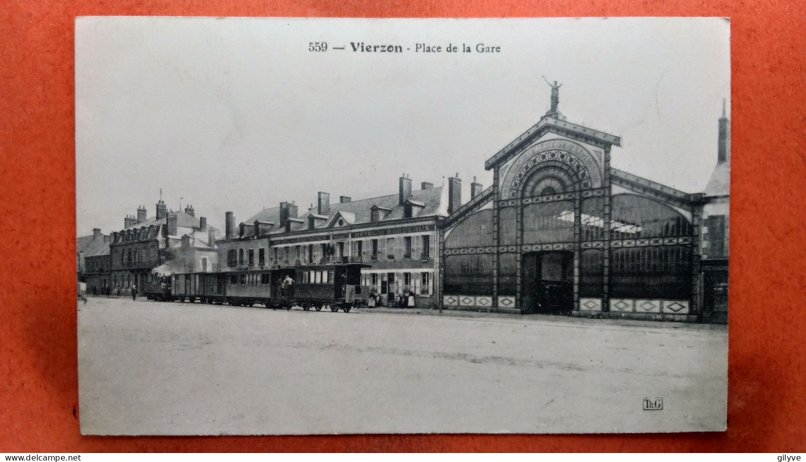 CPA (18)  Vierzon. Place De La Gare. Train Tramway.  (8A.119) - Vierzon