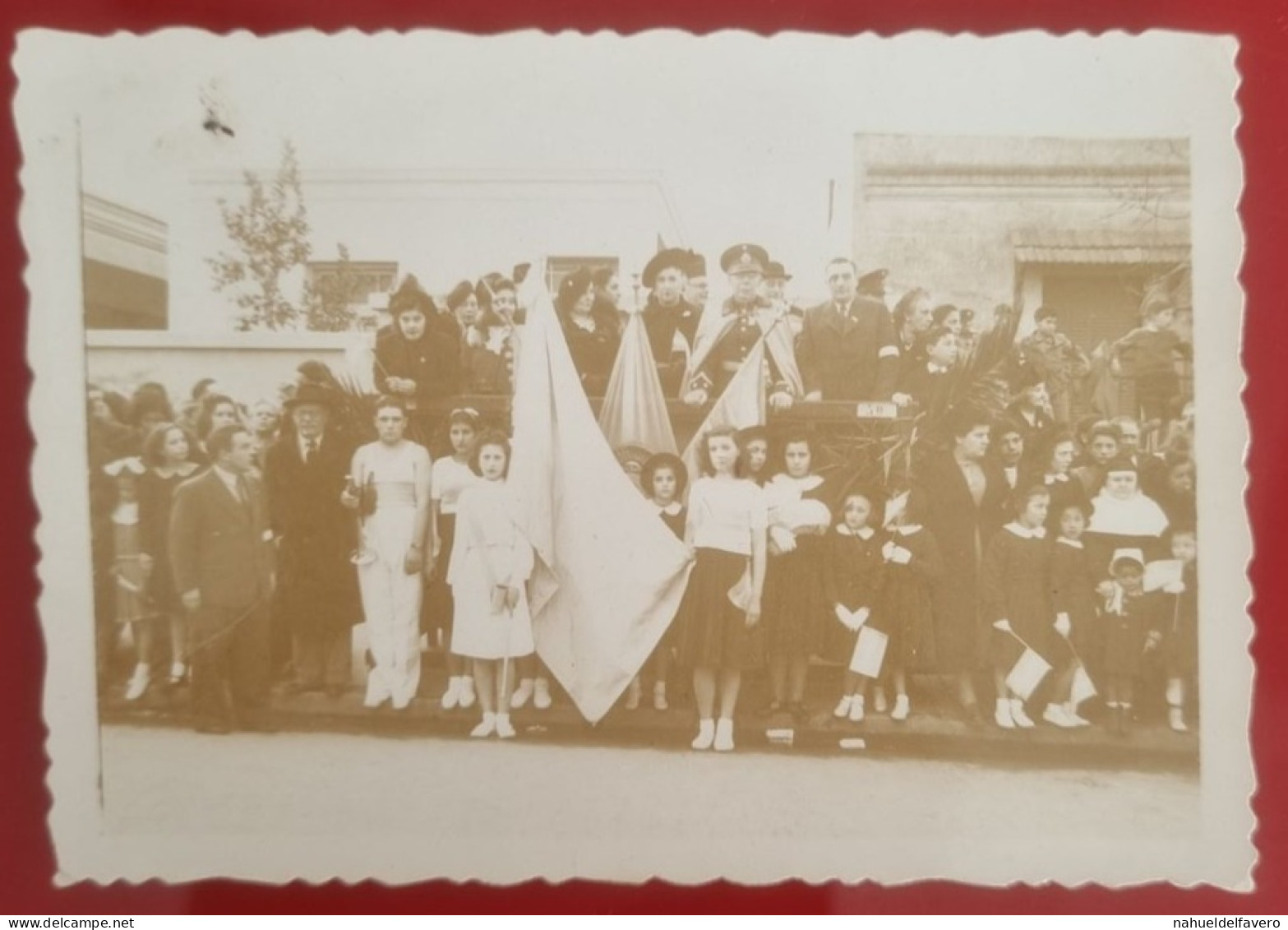 PH - Ph Original - Des Militaires Sur Scène Avec Des Enfants Portant Le Drapeau En Contrebas Et Un Grand Nombre De Perso - Anonymous Persons