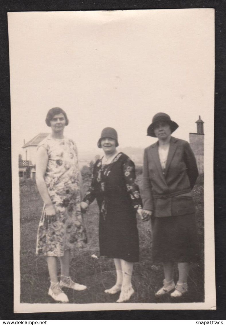 Jolie Photo De 3 Femmes Dans Un Pré à Morgat, Crozon, Finistère, Août 1929, 5,9 X 8,8 Cm - Orte