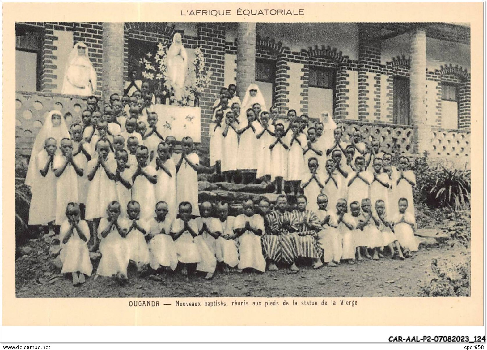 CAR-AALP2-OUGANDA-0154 - OUGANDA-Nouveaux Baptisés,reunis Aux Pieds De La Statue De La Vierge  - Ouganda
