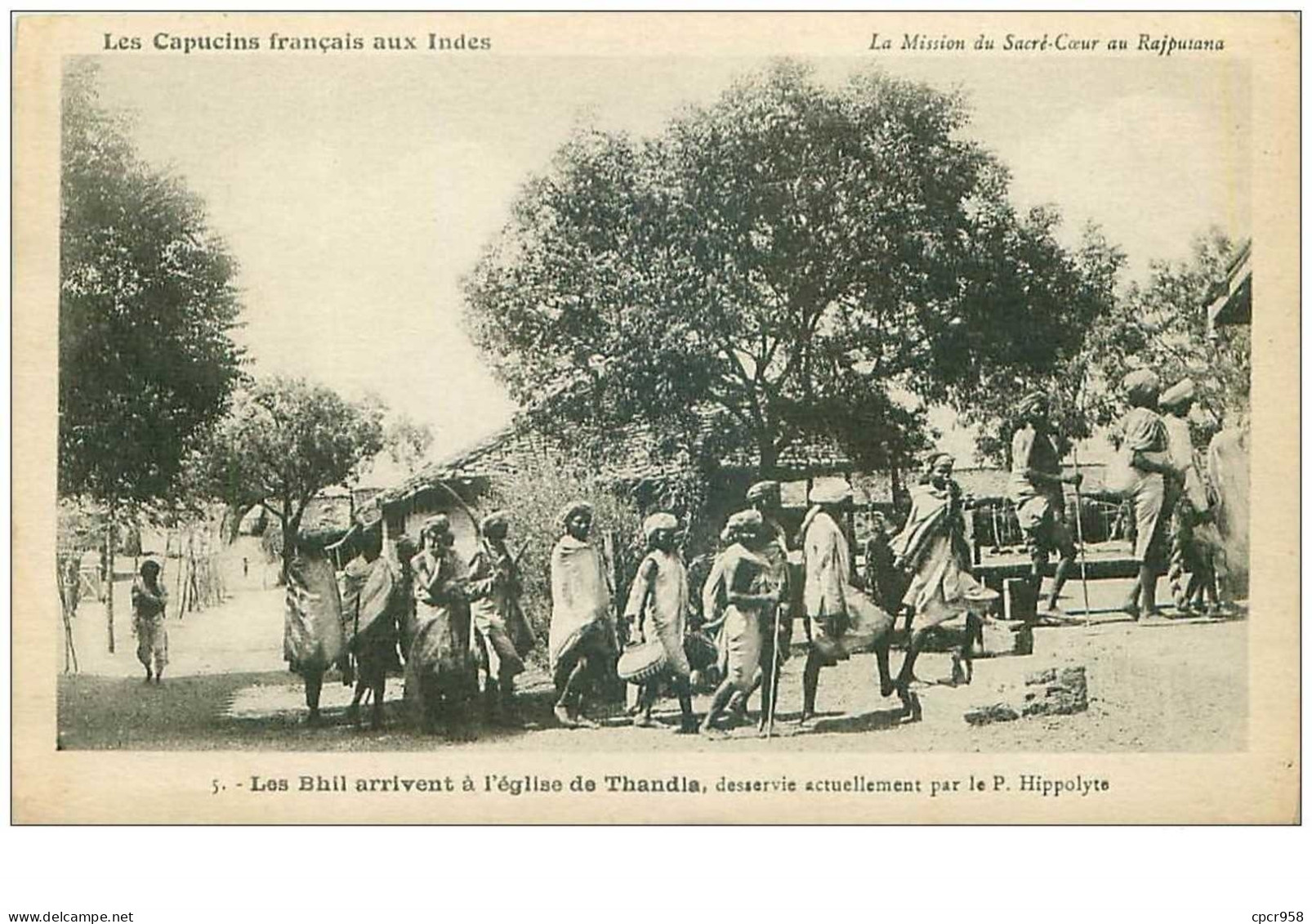 INDE.n°31192.CAPUCINS FRANCAIS AUX INDES.LES BHIL ARRIVENT A L'EGLISE DE THANDIA DESSERVIE ACTUELLEMENT PAR LE P HIPPOL - India