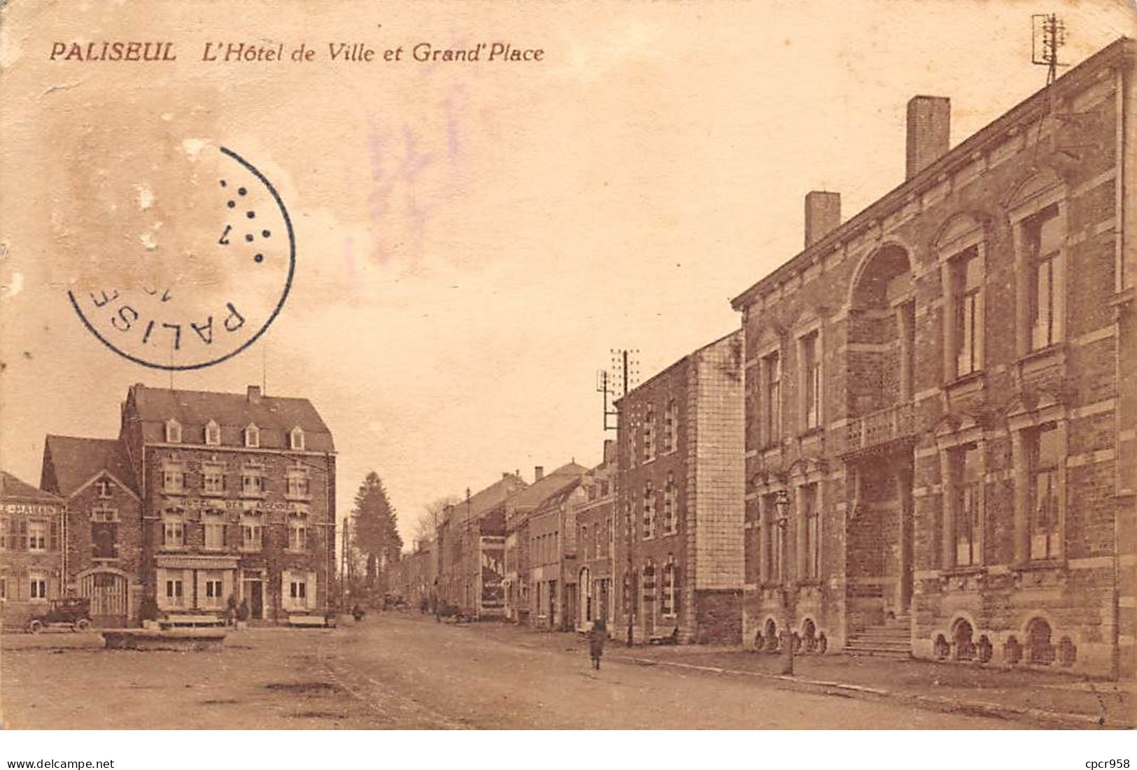 Belgique - N°68791 - PALISEUL - L'Hôtel De Ville Et Grand'Place - Paliseul