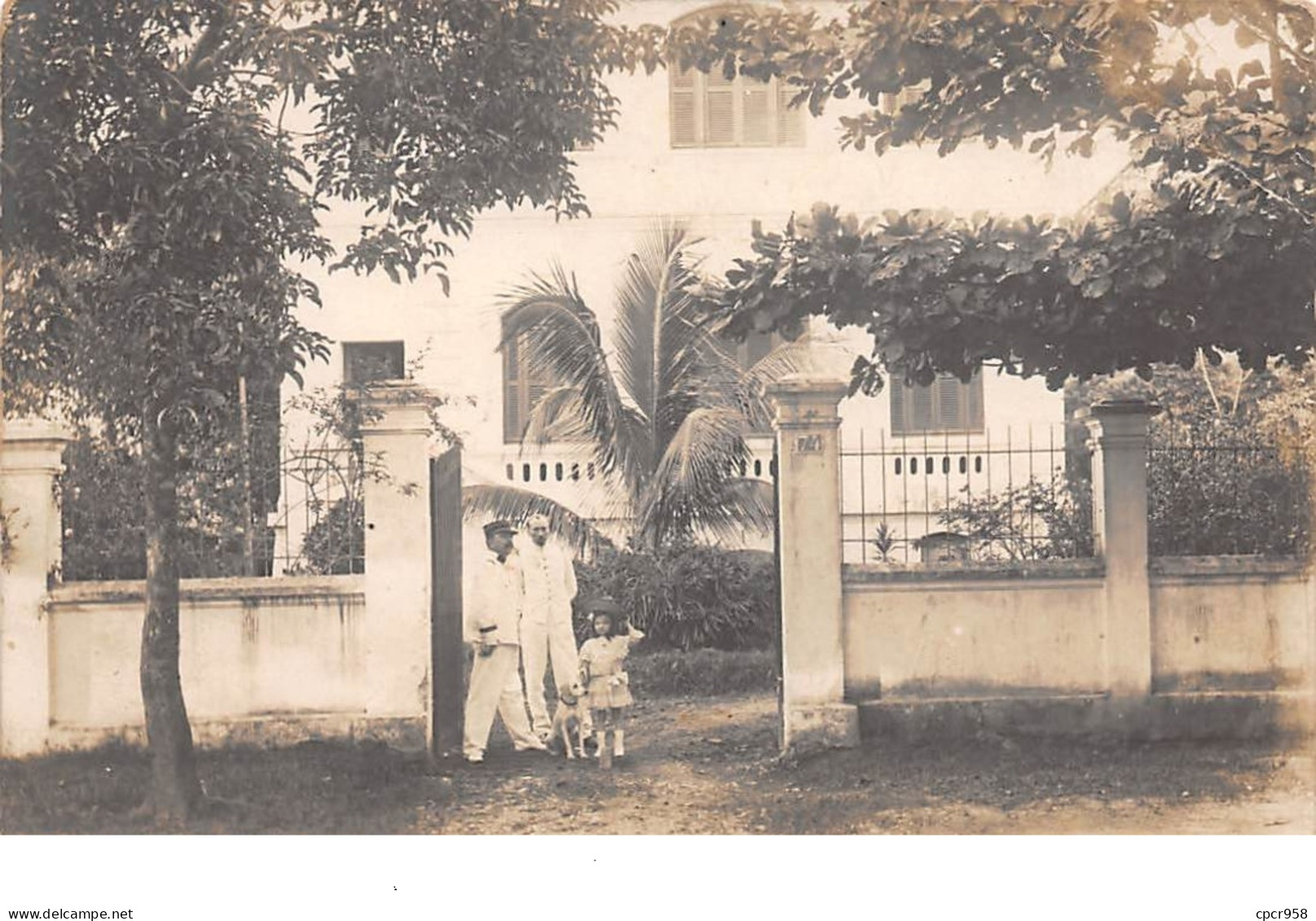 Asie - N°65141 - VIET-NAM - HANOï - Fillette, Avec Deux Hommes Au Portail D'une Maisoin - Carte Photo - Viêt-Nam