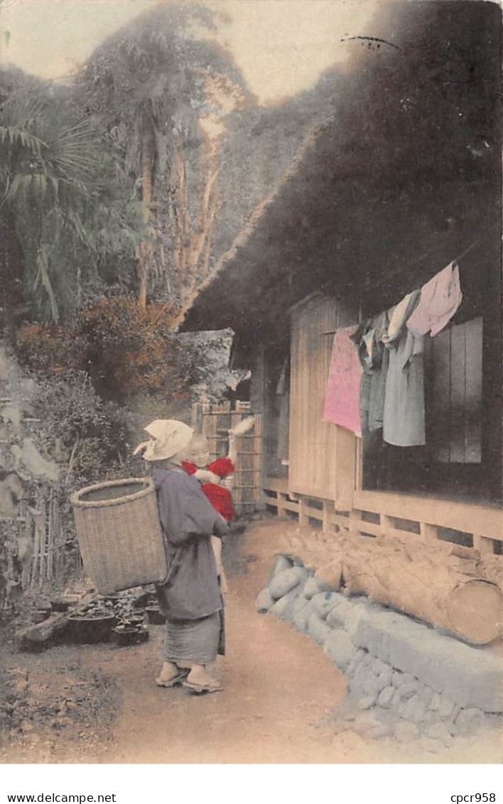 CHINE - N°66321 - Femme Portant Un Bébé Dans Les Bras Et Un Panier Dans Le Dos - Chine