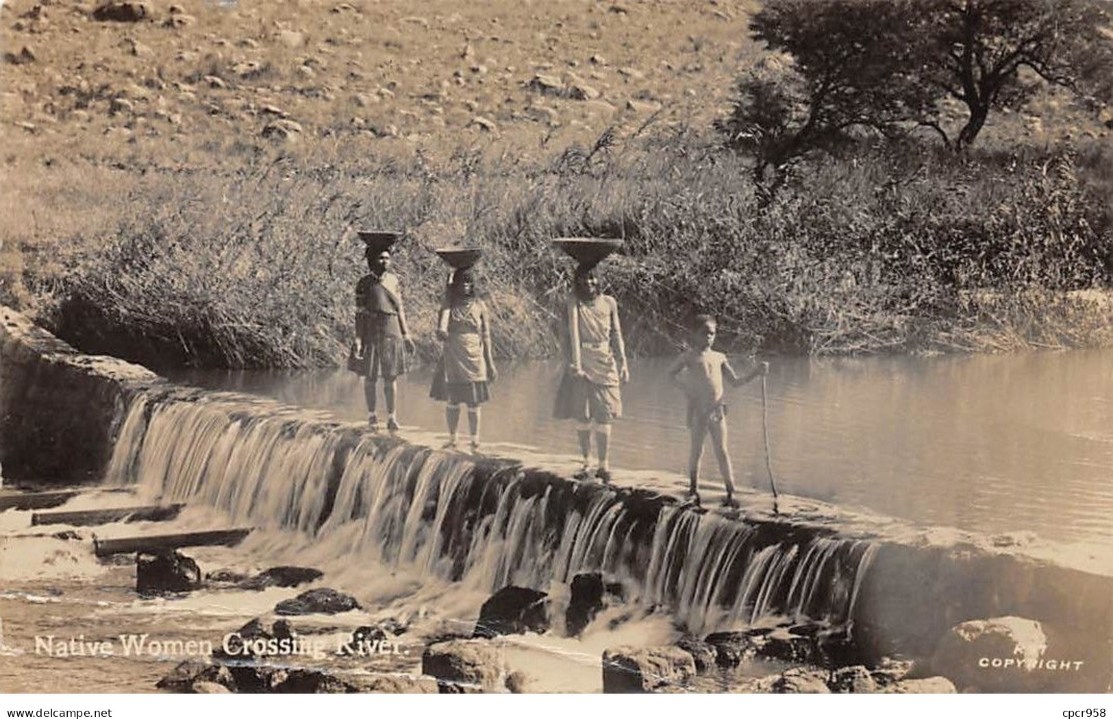 Afrique Du Sud - N°72304 - Native Women Crossing River - Carte Pliée, Vendue En L'état - Zuid-Afrika