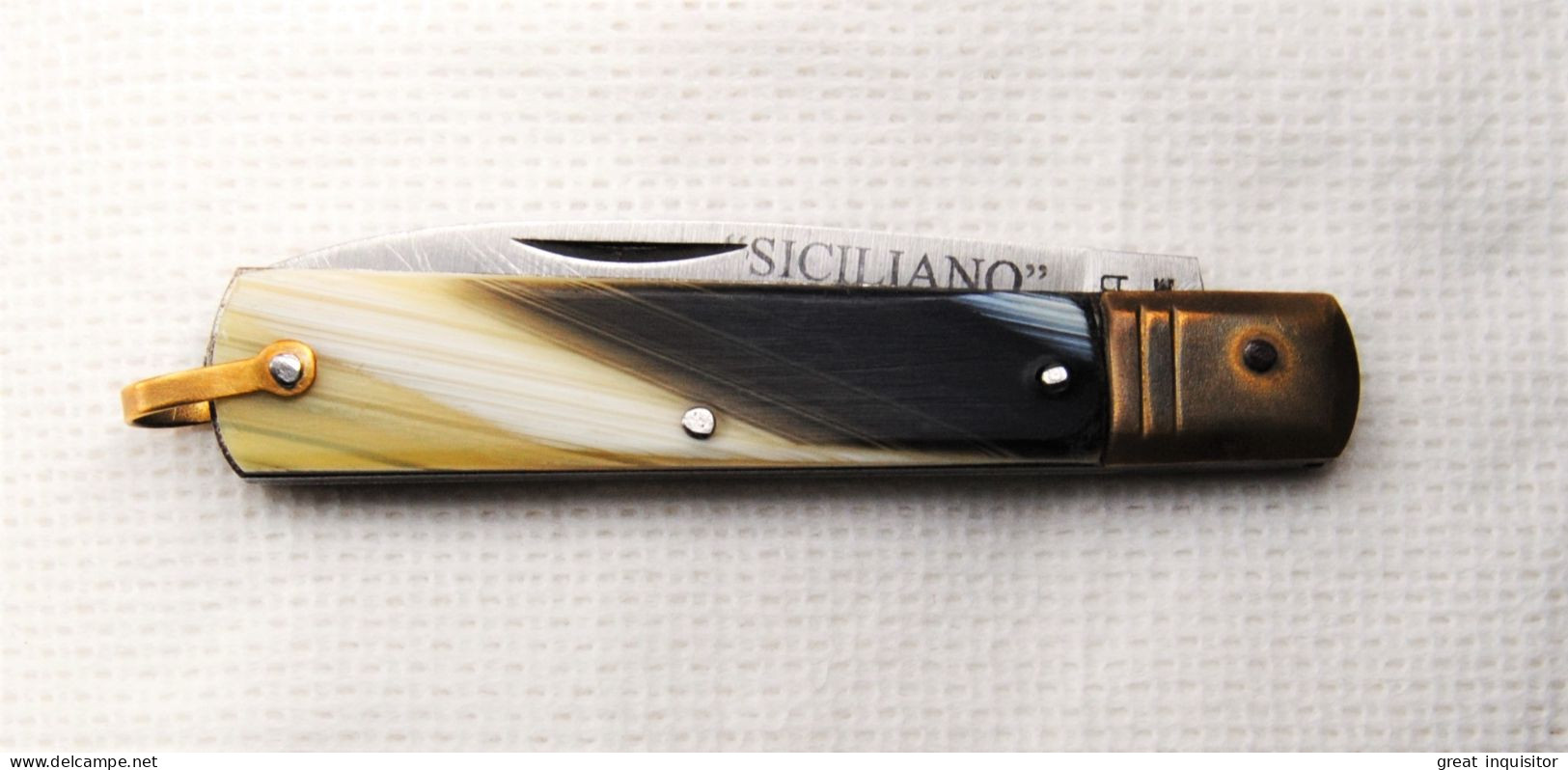 Coltello Cosiddetto “SICILIANO” Di Misure “medio-piccole” Con Impugnatura In Finto Corno Anni ‘90 Da “DE LUCA-FROSOLONE” - Armes Blanches