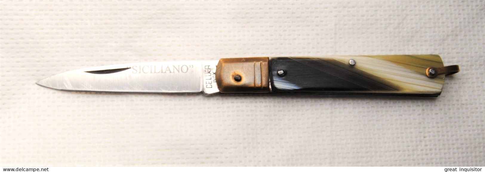 Coltello Cosiddetto “SICILIANO” Di Misure “medio-piccole” Con Impugnatura In Finto Corno Anni ‘90 Da “DE LUCA-FROSOLONE” - Armes Blanches