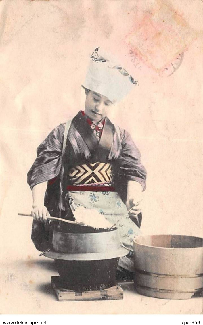 CHINE - SAN36386 - Cachet Tientsin - En L'état - Carte Japonaise - Geisha Faisant La Cuisine - China